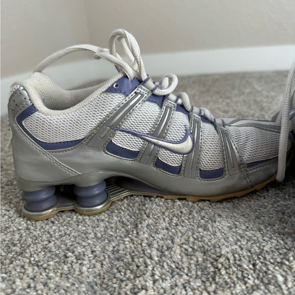 Women’s Nike Shox white and purple size 6